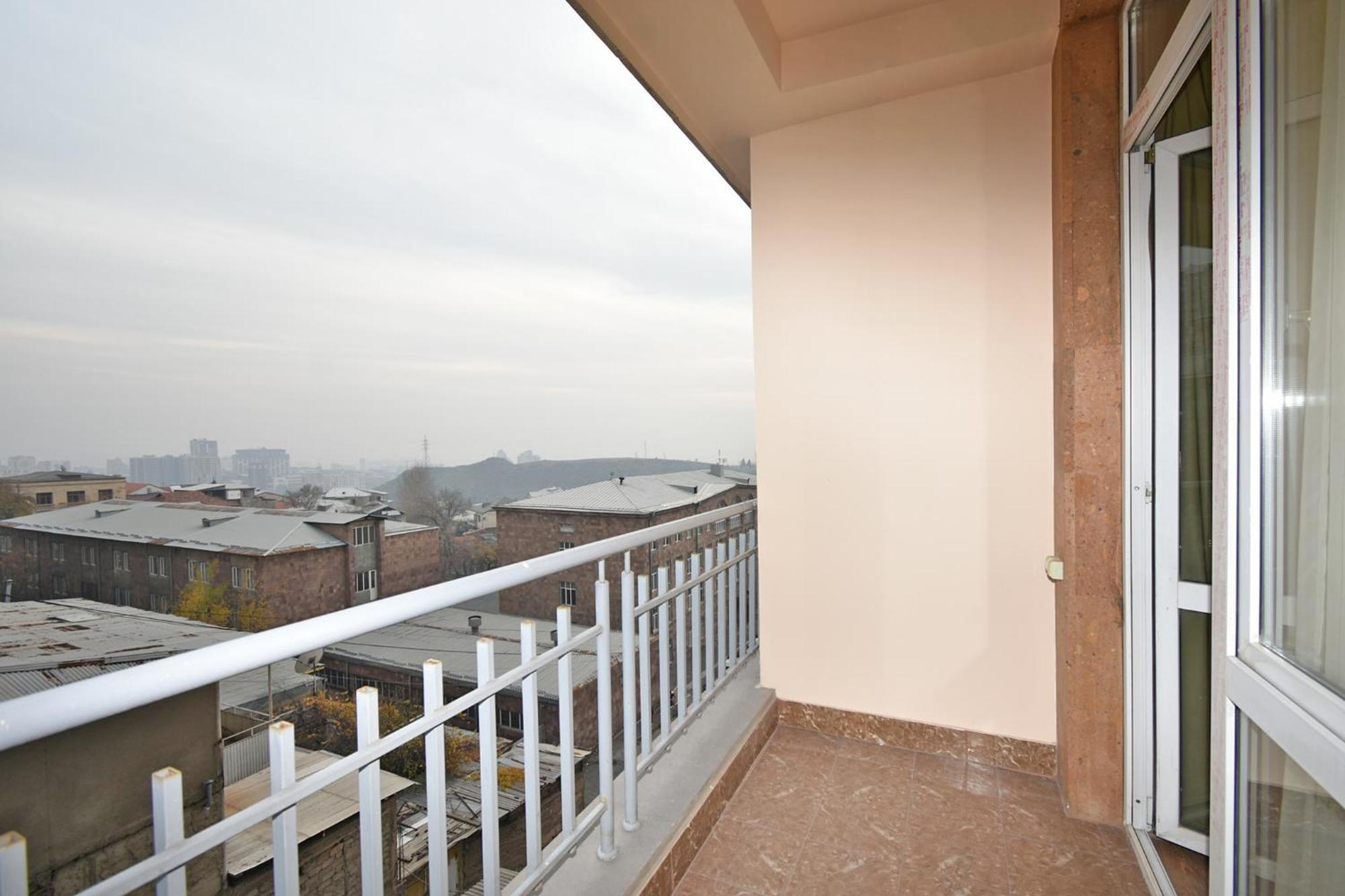 Panorama Hotel On Baghramyan Avenue เยเรวาน ภายนอก รูปภาพ